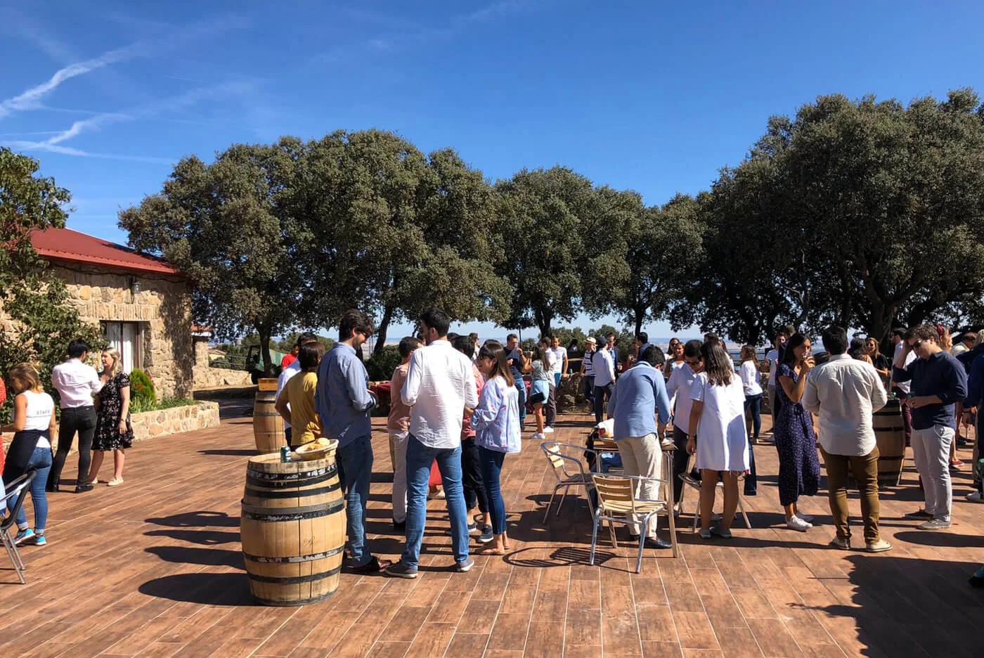 Celebración al aire libre entre las encinas de Finca Cerro Longo