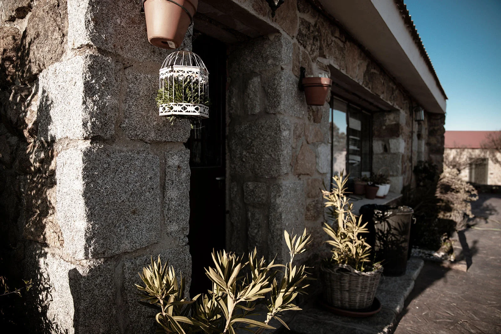 Fachada de piedra y plantas de la finca Cerro Longo